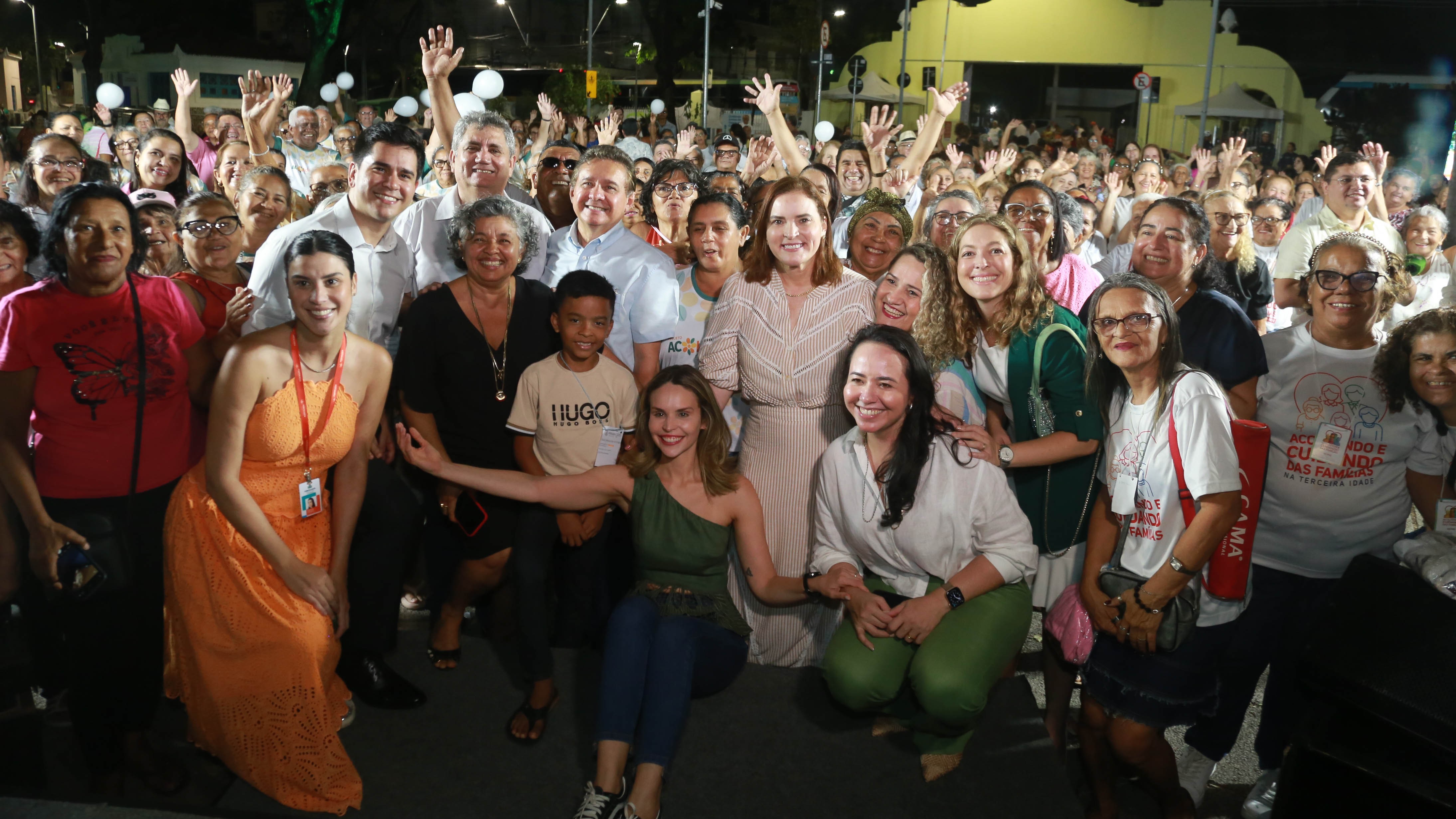 grupo de pessoas posa para a foto